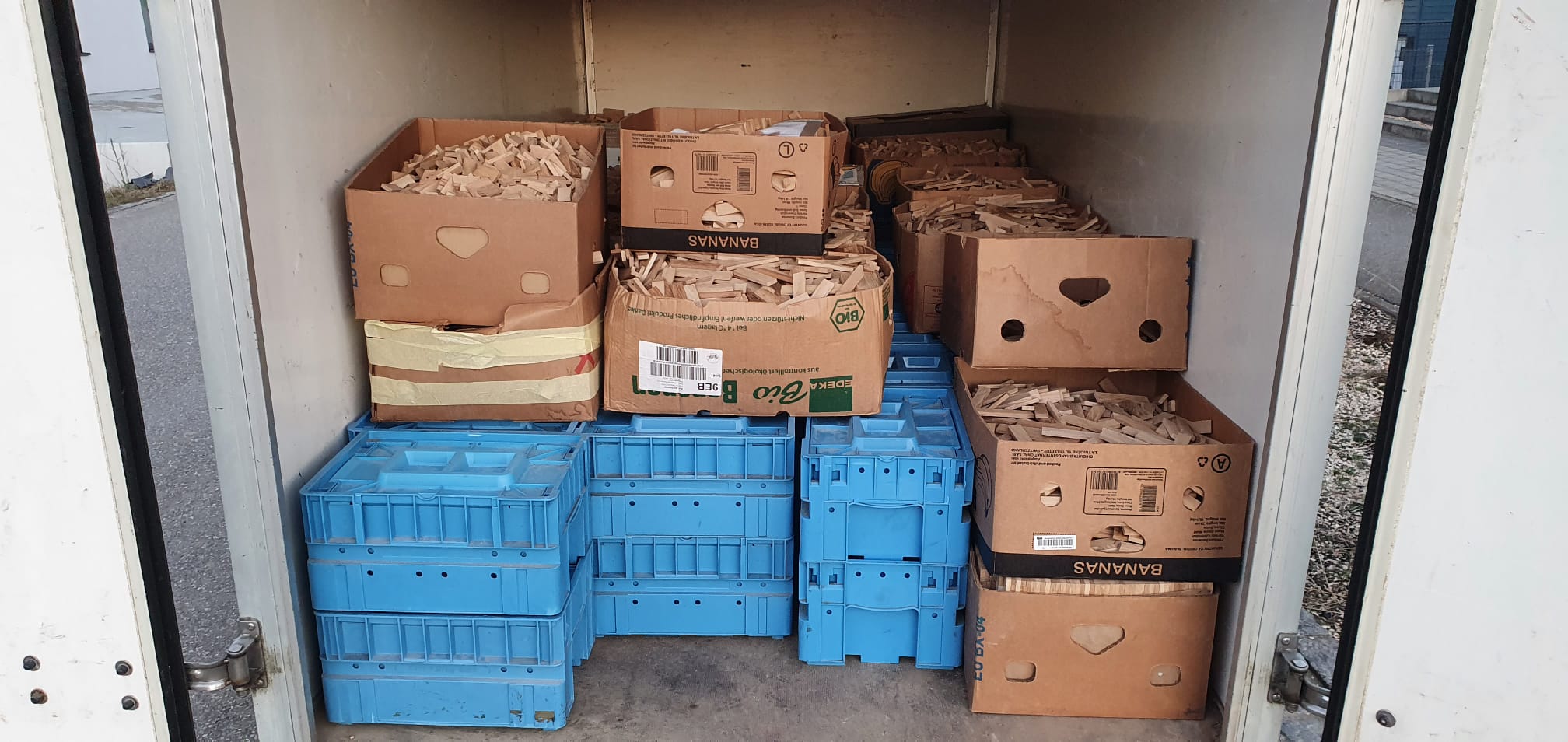 80.000 Holzbausteine in Kartons in einem Anhänger
